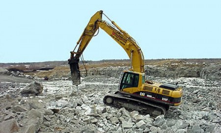 Maquina de construccion Jumbo con martillo en Cabecera provincial, La Vega, República Dominicana
